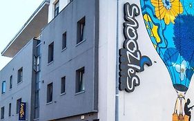 Snoozles Tourist Hostel