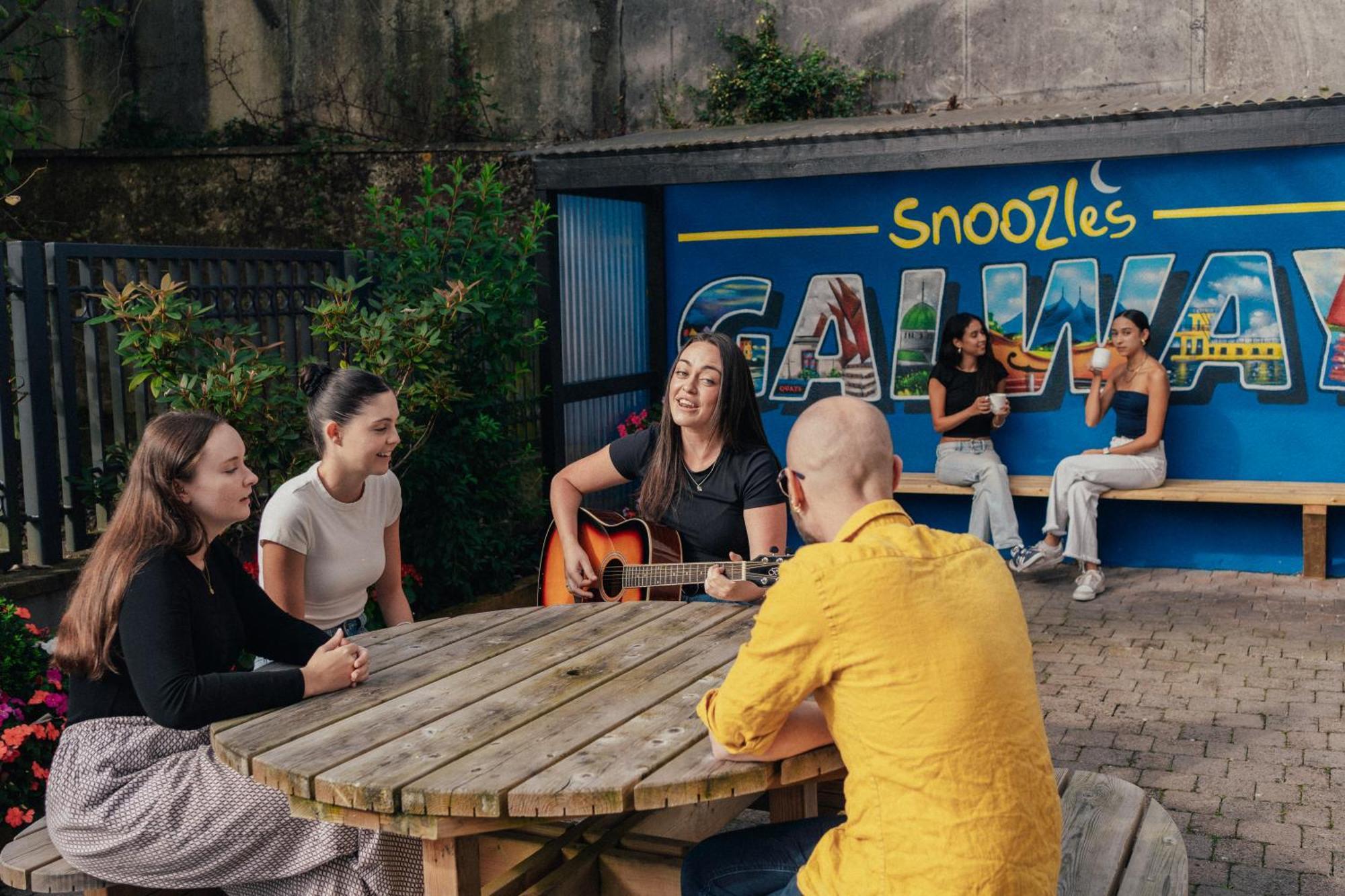 Snoozles Galway City Centre Extérieur photo